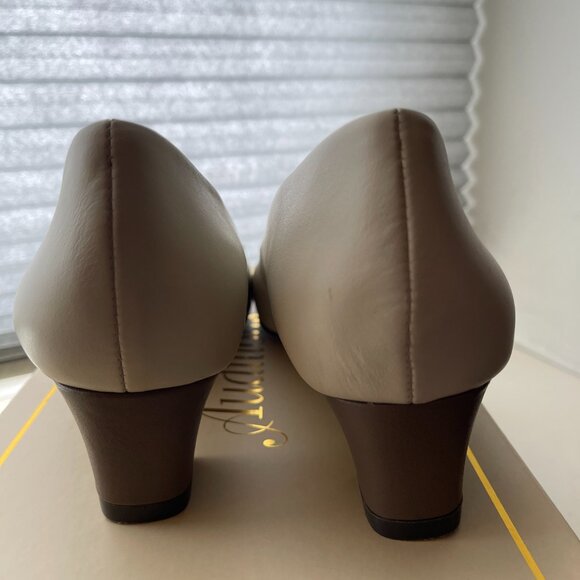 Auditions' Leather Tan and White Pump 8.5 - Picture 3 of 5